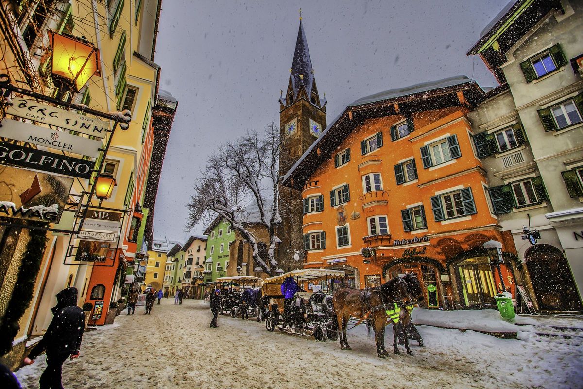 Verschneite Altstadt von Kitzbühel im Winter