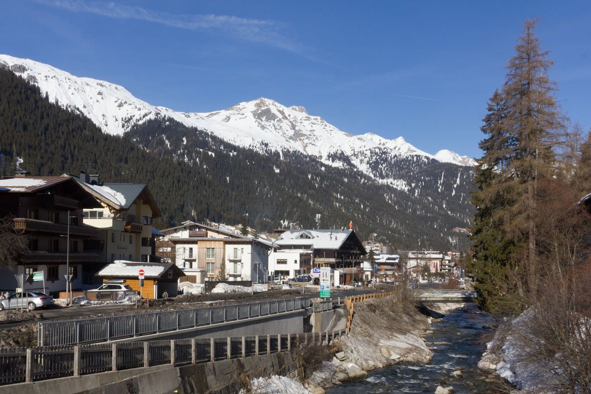 Die Rosanna fließt zwischen verschneiten Ufern durch St. Anton am Arlberg
