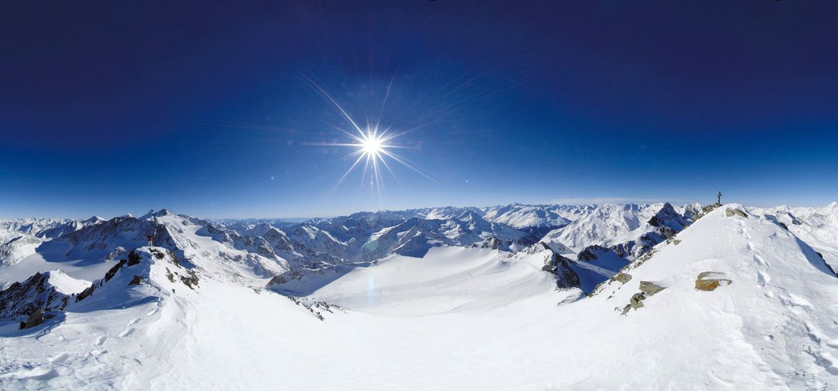Winterpanorama des Stubaier Gletschers mit verschneiten Gipfeln
