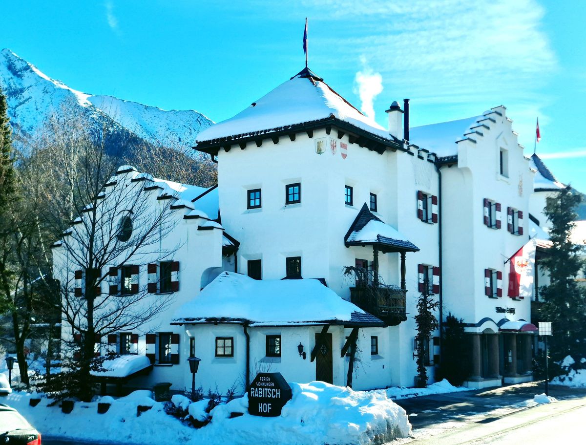 Das verschneite Wildsee-Schlössl in Seefeld
