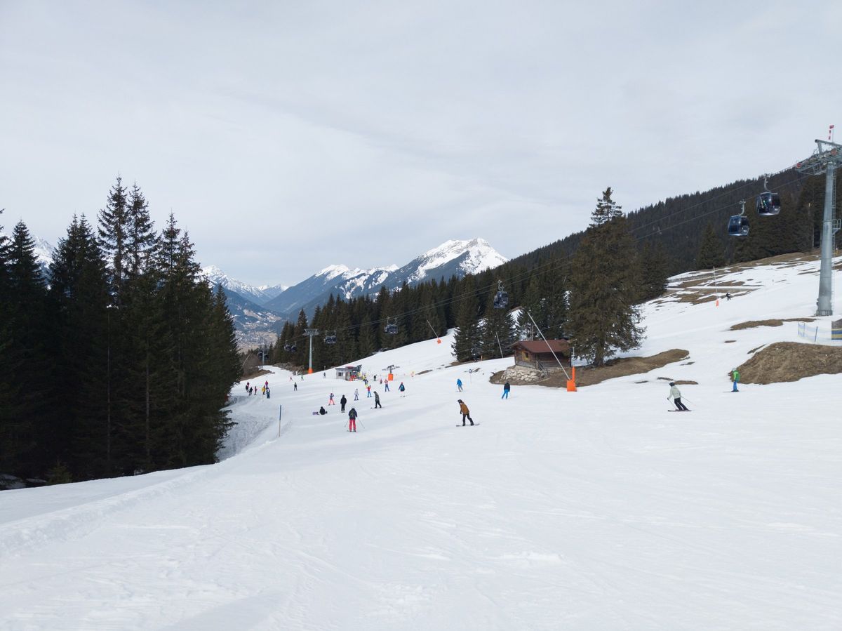Verschneite Alm bei Ehrwald mit Bergkulisse