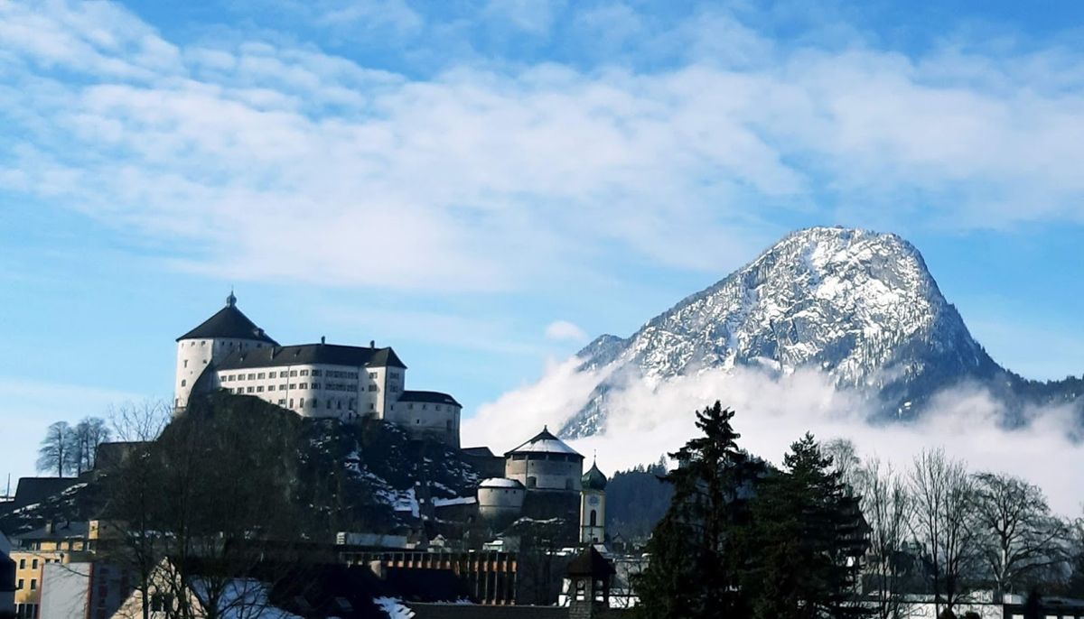Die Festung Kufstein im Winter vor verschneiten Bergen
