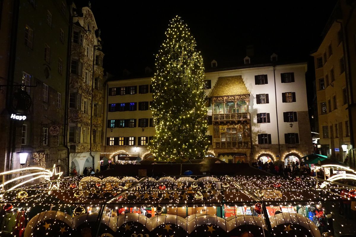 Christkindlmarkt in der Innsbrucker Altstadt vor dem Goldenen Dachl