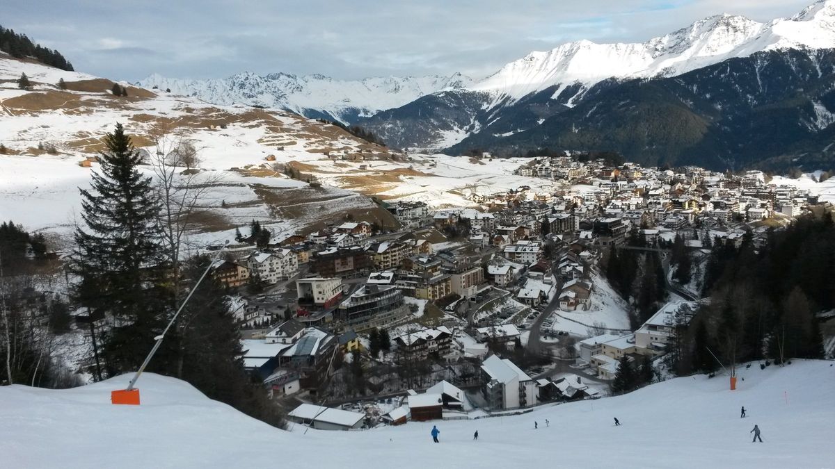 Blick auf das verschneite Serfaus im Winter