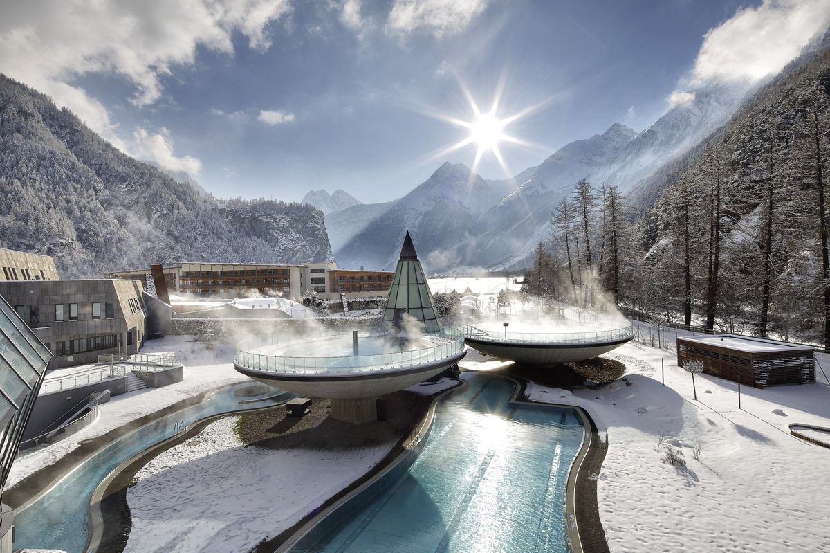 Die Außenbecken des Aqua Dome in Längenfeld im Winter